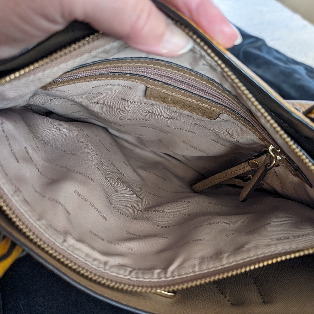 Micheal Kors Mercer yellow/ Gold purse - Picture 7 of 11